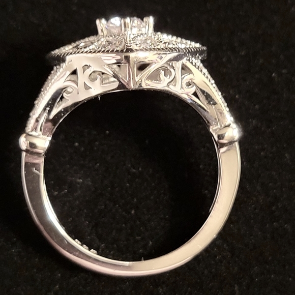 Solid 925 Sterling Silver Ring - Picture 2 of 4